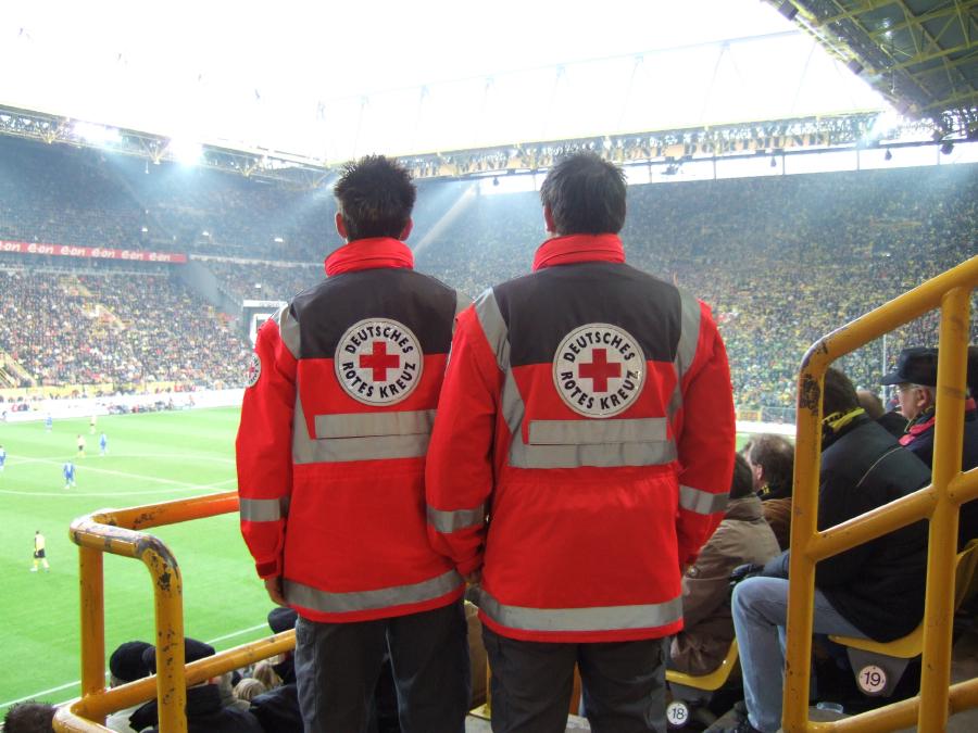 Rettungssanitäter des DRK in einem vollbesetzten Fussballstadion während eines Spiel der Weltmeisterschaft 2006 - Juni/Juli 2006